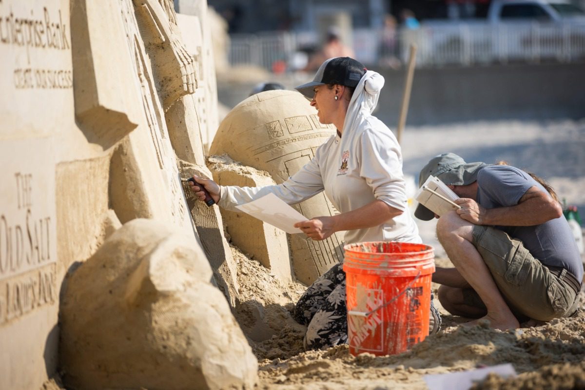droid C-3PO sand sculpture